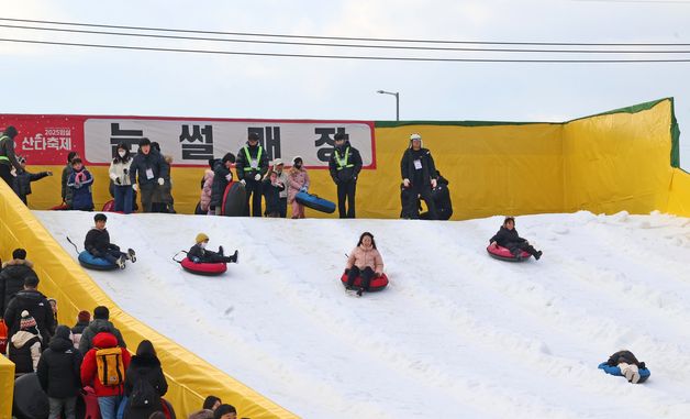 \'산타축제서 눈썰매 즐기는 어린이들\'