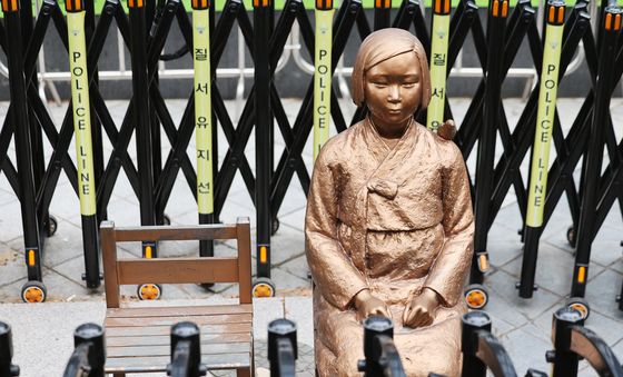 한일 위안부 합의 10년…펜스에 갇힌 소녀상