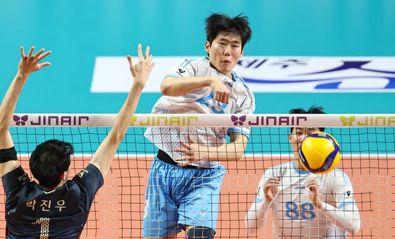 김민재 '수비를 피해서'