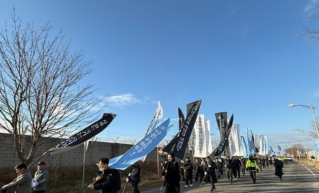 진상규명 촉구하는 유가족들