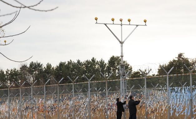 황량한 무안공항 가득 채운 추모 리본