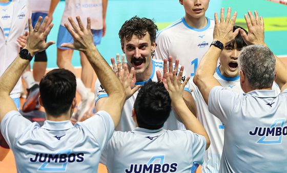 대한항공, 우리카드 상대 승리