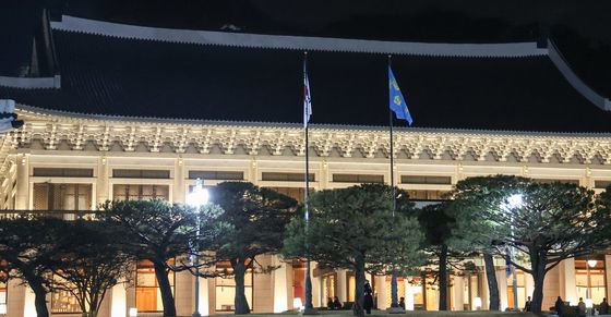 '행정 수반 상징' 봉황기, 청와대 게양