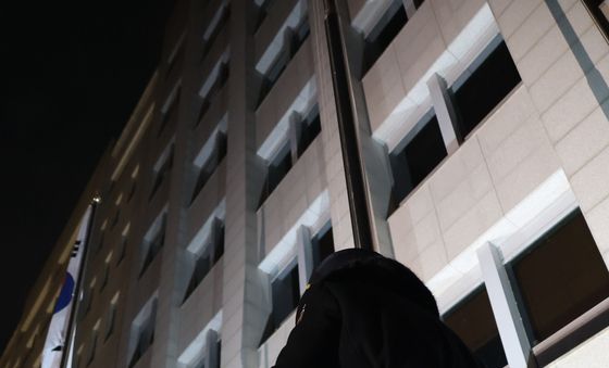 용산 대통령실에서 내려지는 봉황기