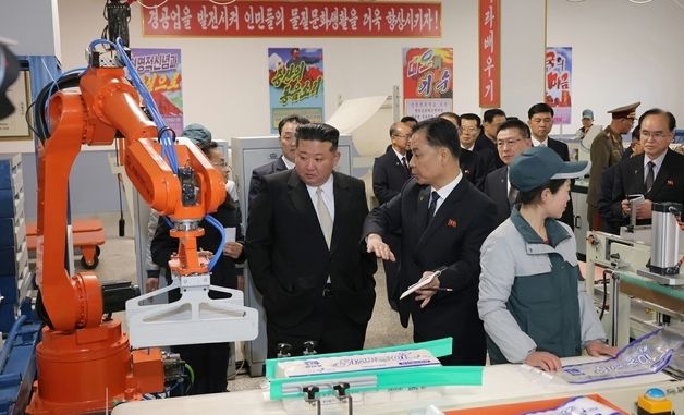 완공된 北 은산둔 종이공장 돌아보는 김정은