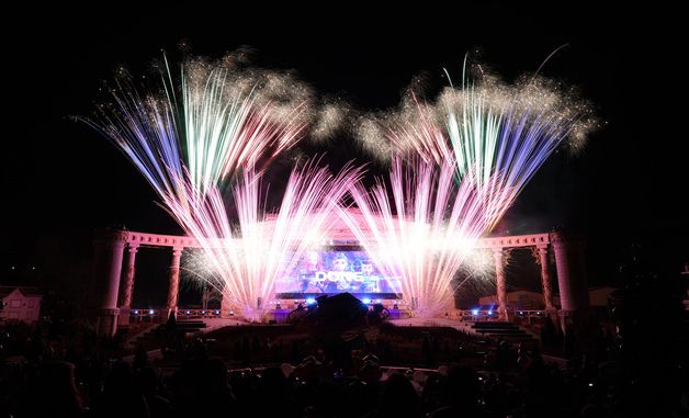 [아듀2025]겨울 하늘 수놓은 케데헌 불꽃놀이