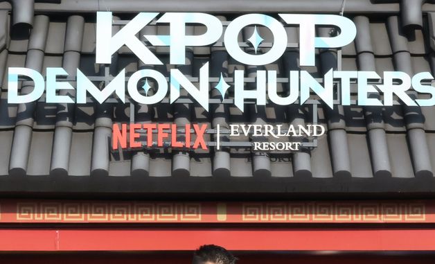 [아듀2025]케데헌 배경으로 기념촬영하는 외국인 관광객