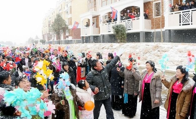 北 정주시·박천군·운전군 새 주택에 입주하는 주민들