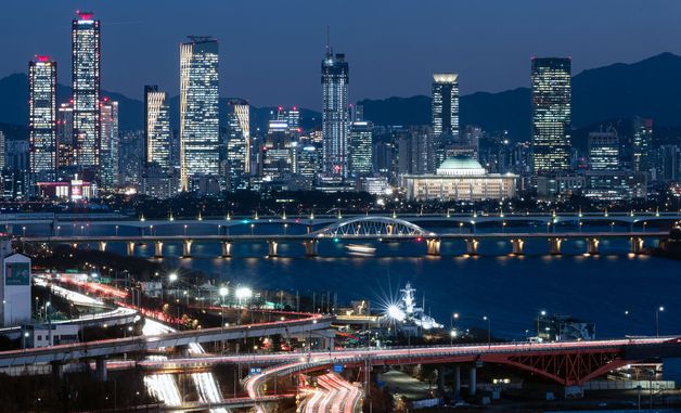 [아듀 2025] 어두운 민심 불 밝힐 국회를 기다리며