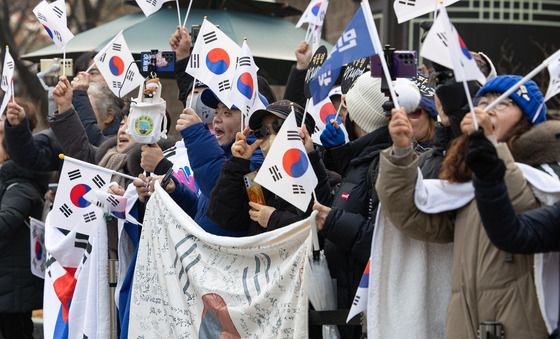 청와대로 출근하는 이재명 대통령 응원하는 지지자들