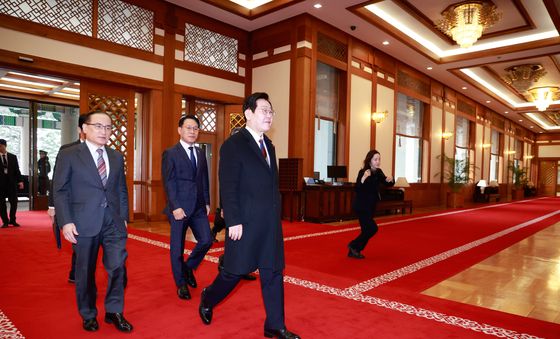 청와대 들어서는 이재명 대통령