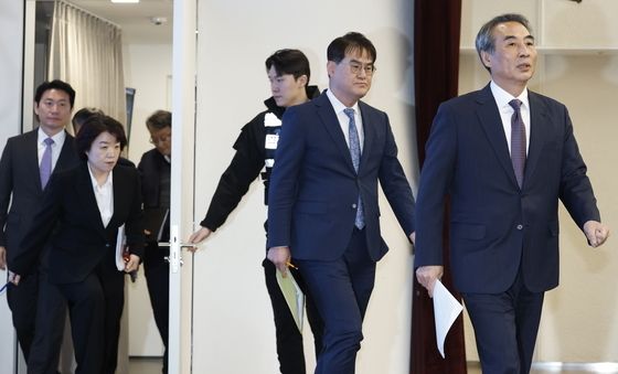 브리핑장 들어서는 민중기 특별검사