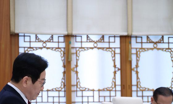 자료 살펴보는 이재명 대통령