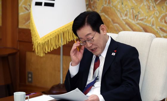 참모진들과 청와대서 차담 갖는 이재명 대통령