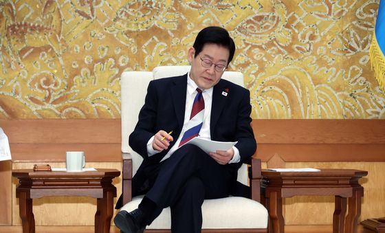 자료 살펴보는 이재명 대통령