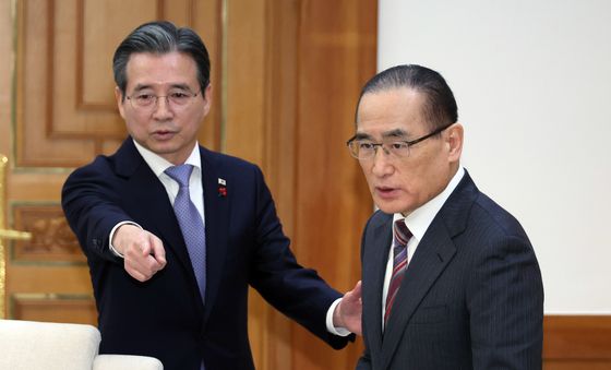 차담 참석하는 위성락·김용범 실장