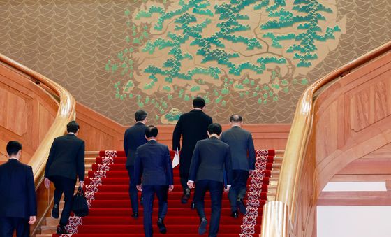 청와대 본관 계단 오르는 이재명 대통령