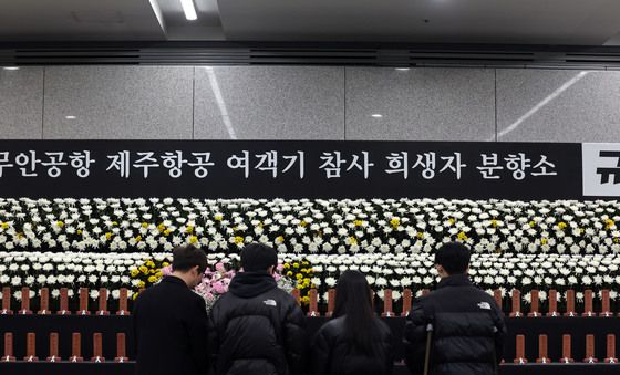 여객기 참사 1주기, 추모객 발길