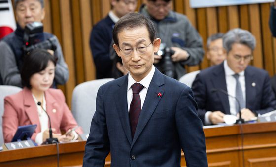 자리 향하는 김호철 감사원장 후보자