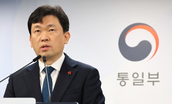 브리핑하는 윤민호 통일부 대변인