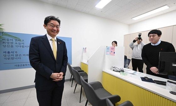 상담원 격려하는 이억원 금융위원장