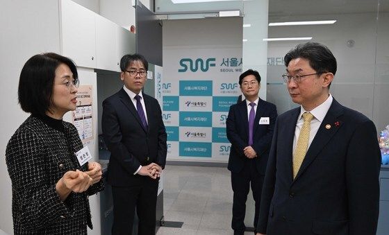 관계자 설명 듣는 이억원 금융위원장