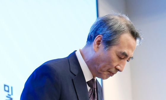 인사하는 민중기 특검