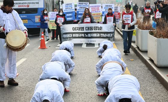 삼보일배하는 청와대 비정규직 노동자
