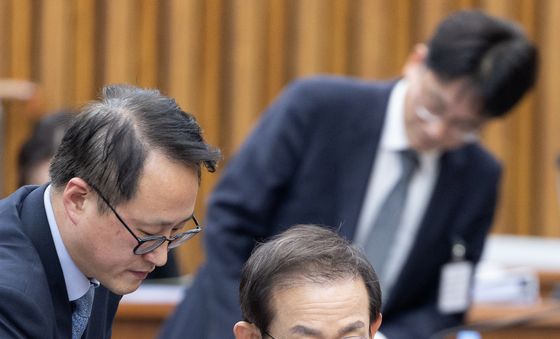 자료 살펴보는 김호철 감사원장 후보자