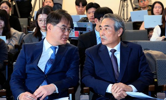 대화 나누는 민중기 특검과 김형근 특검보