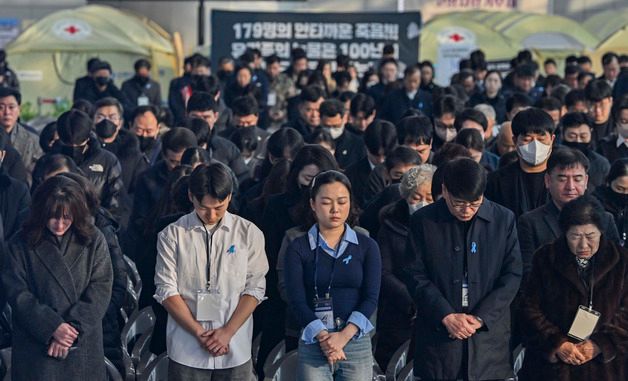12.29 제주항공 여객기 참사 1주기, 묵념하는 추도식 참석자들