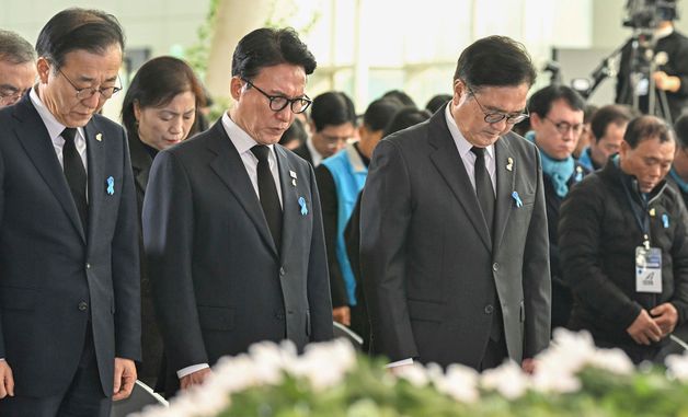 묵념하는 김민석 총리와 우원식 국회의장