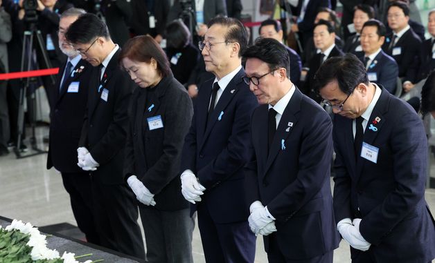 12.29 제주항공 여객기 참사 1주기 추모식, 묵념하는 김민석 총리