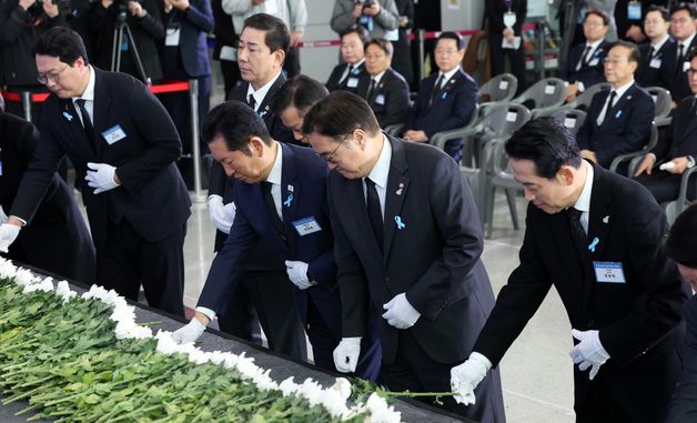 12·29 제주항공 여객기 참사 1주기 추모식, 헌화하는 국회 인사들