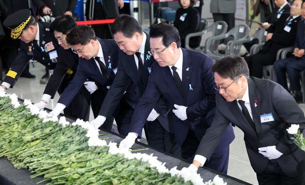 헌화하는 김영록 전남지사