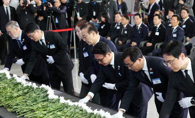 12.29 제주항공 여객기 참사 1주기 추모식, 헌화하는 김민석 국무총리