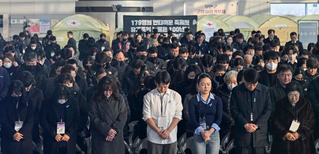 12.29 제주항공 여객기 참사 1주기, 희생자 애도하는 추도식 참석자들