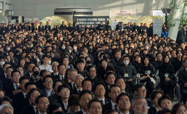 12.29 제주항공 여객기 참사 1주기, 추모식 바라보는 시민들