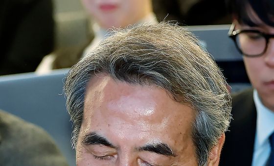 발표 자료 검토하는 민중기 특검