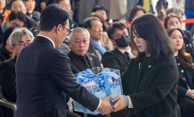 김민석 총리에 전달되는 유가족 편지함