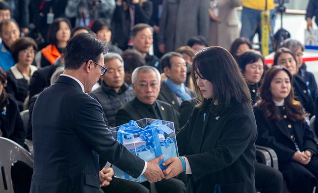 12.29 제주항공 여객기 참사 1주기 추모식, 유가족 편지함 전달받는 김민석 총리