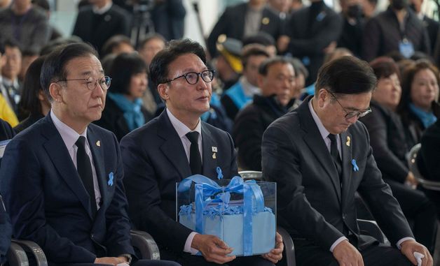 유가족들 염원 담긴 편지함 들고있는 김민석 총리