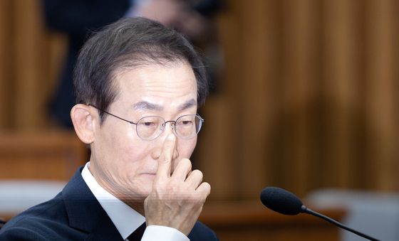 콧등 만지는 김호철 후보자