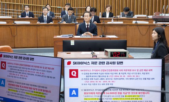 청문회 질의 듣는 김호철 후보자