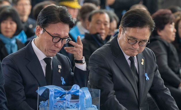 애도하는 김민석 총리와 우원식 국회의장