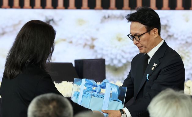 김민석 총리에게 유가족 편지함 전달하는 유가족 대표