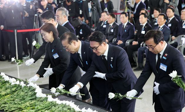 헌화하는 김민석 국무총리