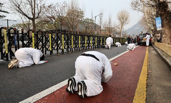 청와대 비정규직 고용보장 촉구 삼보일배