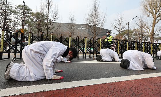 청와대로 향하는 비정규직 노동자들