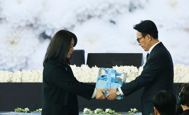 유족들, 김민석 총리에게 메시지함 전달